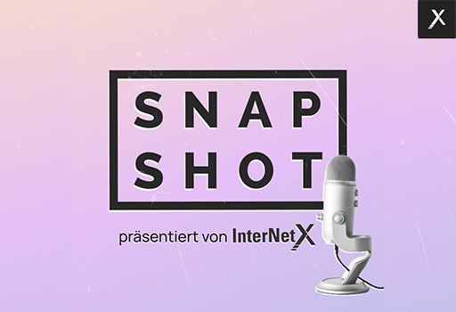 Bild mit Mikrofon und Snap Shot Podcast Logo von InterNetX