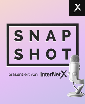 Bild mit Mikrofon und Snap Shot Podcast Logo von InterNetX